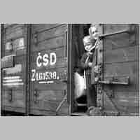 900-0066  Kinder in Gueterzuegen auf der Flucht vor der sowjetischen Armee..jpg